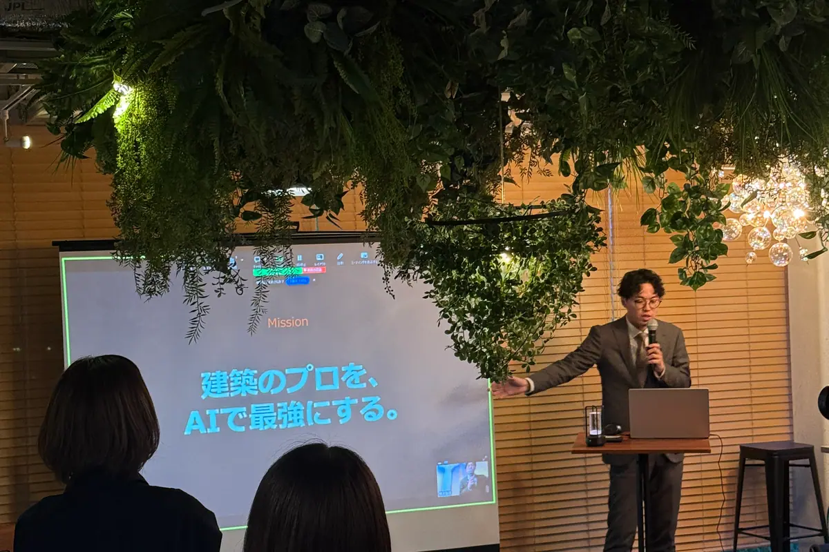 講師がスクリーンを使って説明するAIセミナー会場